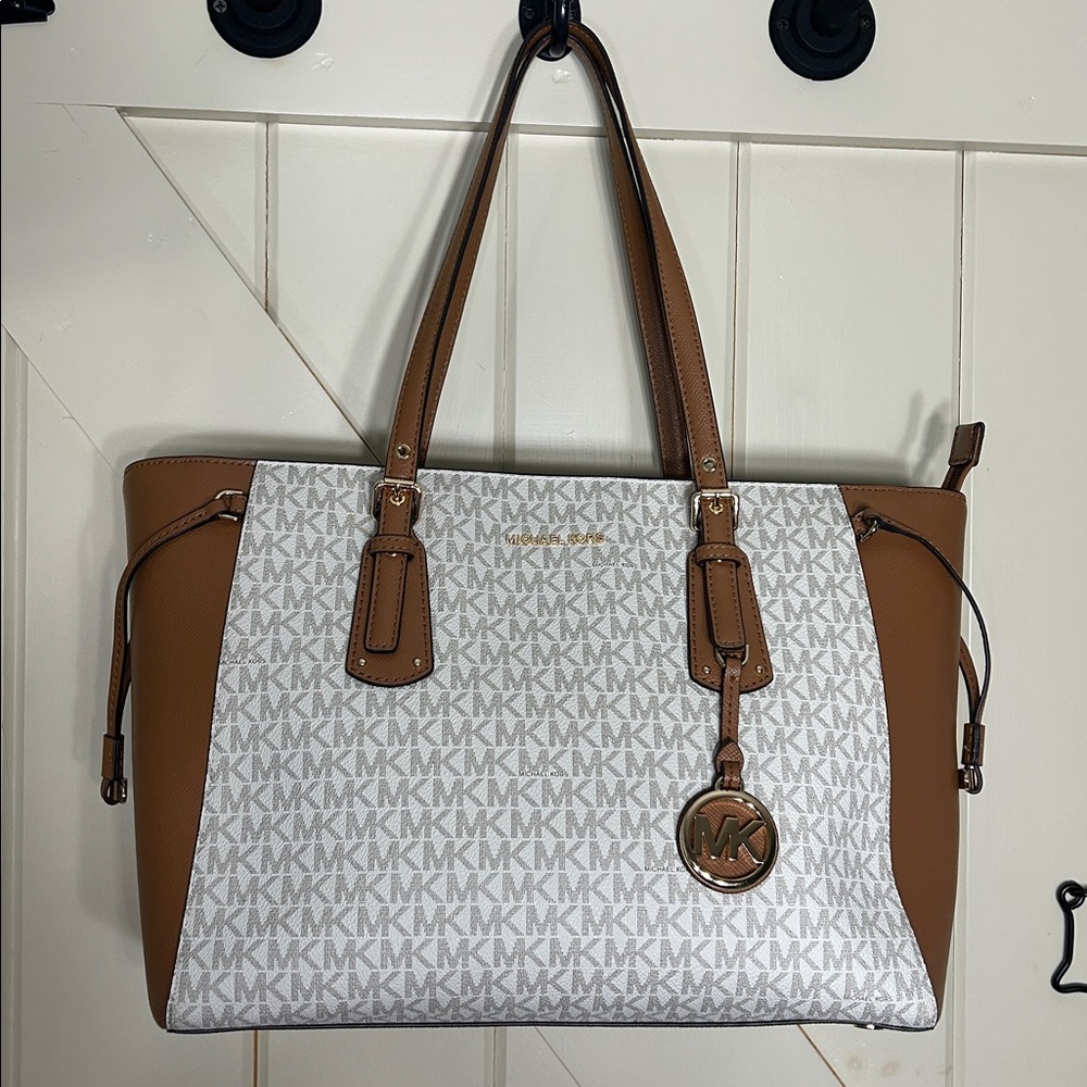 NWT, Michael Kors Voyager medium size Logo Tote in Vanilla/Acorn